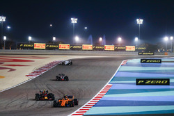 Stoffel Vandoorne, McLaren MCL33 Renault, Max Verstappen, Red Bull Racing RB14 Tag Heuer, et Romain Grosjean, Haas F1 Team VF-18 Ferrari