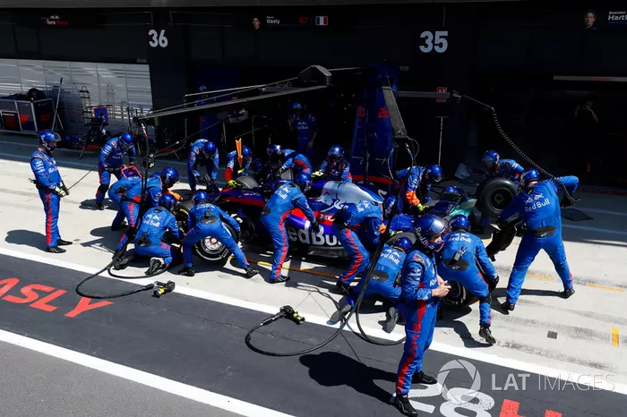 Pierre Gasly, Toro Rosso STR13, en boxes