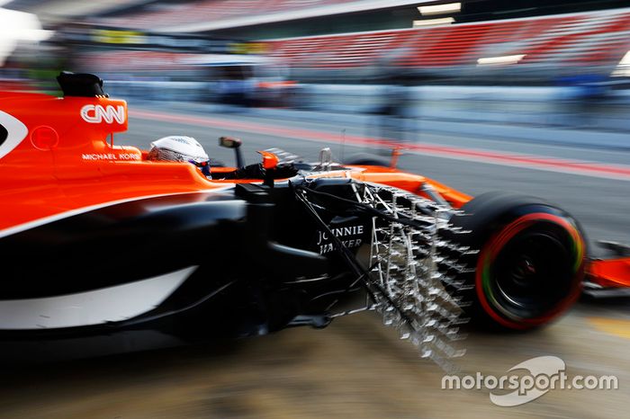 Fernando Alonso, McLaren, sale de su garaje  con el soporte sensor