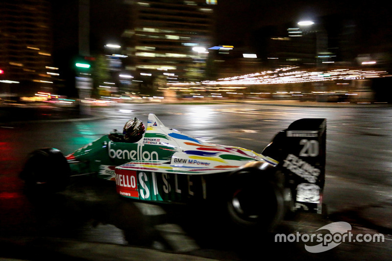 Une Benetton F1 dans les rues d'Adélaïde