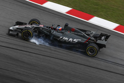 Romain Grosjean, Haas F1 Team VF-17 bloque une roue