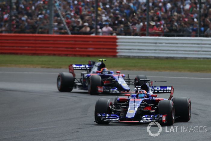  Daniil Kvyat, Scuderia Toro Rosso STR12, Carlos Sainz Jr., Scuderia Toro Rosso STR12