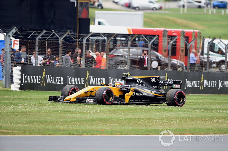 Jolyon Palmer, Renault Sport F1 Team RS17 después de detenerse en la vuelta de calentamiento