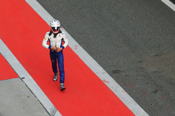 Antonio Giovinazzi, Sauber,regresa a su garaje después de estrellarse