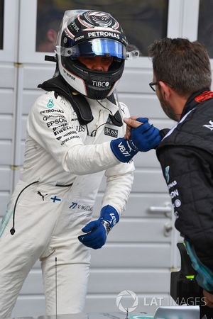 Ganador de la pole Valtteri Bottas, Mercedes AMG F1