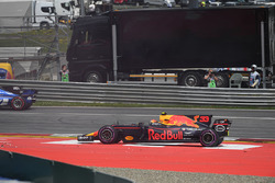 Max Verstappen, Red Bull Racing RB13 kaza yapıyor