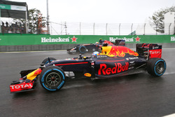 Daniel Ricciardo, Red Bull Racing RB12 et Carlos Sainz Jr., Scuderia Toro Rosso STR11 en lutte pour une position