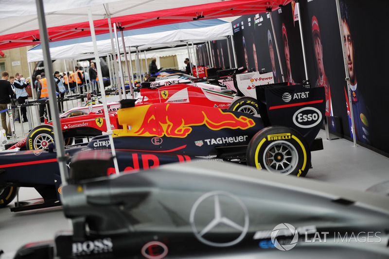 Машины Mercedes, Red Bull Racing, Ferrari, Force India, Williams, McLaren, Scuderia Toro Rosso и Haa