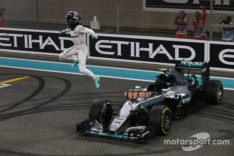 Segundo lugar a Nico Rosberg de Mercedes AMG F1 W07 celebra su campeonato del mundo al final de la carrera