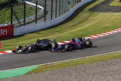 Romain Grosjean, Haas F1 Team VF-17 and Pierre Gasly, Scuderia Toro Rosso STR12 battle