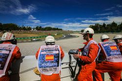 Oficiales de pista ven a Lewis Hamilton, Mercedes AMG F1 W08, pasar