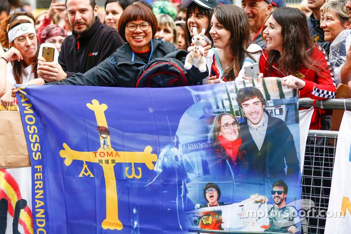Fans de Fernando Alonso, McLaren, hacer cola para un autógrafo