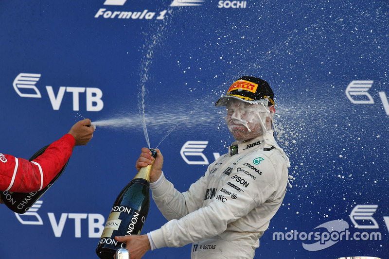 Podium: race winner Valtteri Bottas, Mercedes AMG F1 celebrates on the podium with champagne