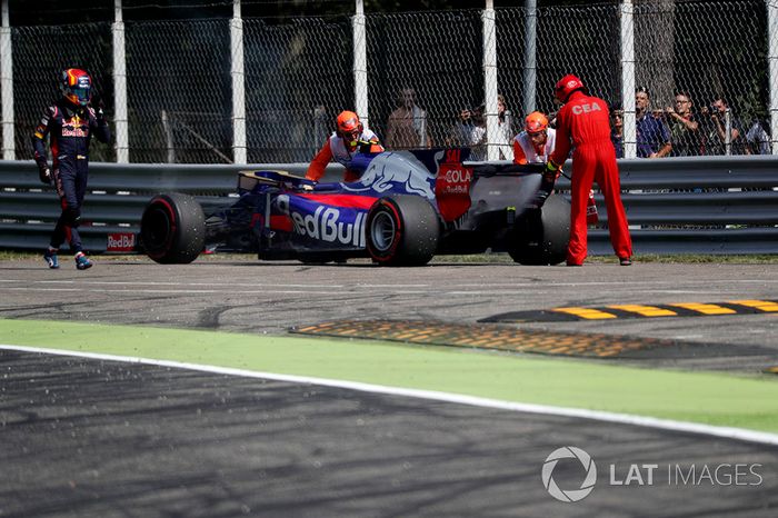Carlos Sainz Jr., Scuderia Toro Rosso STR12 detenido en la pista