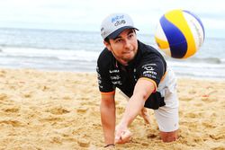 Sergio Pérez, Sahara Force India F1 juega al voleibol en la playa de Brighton