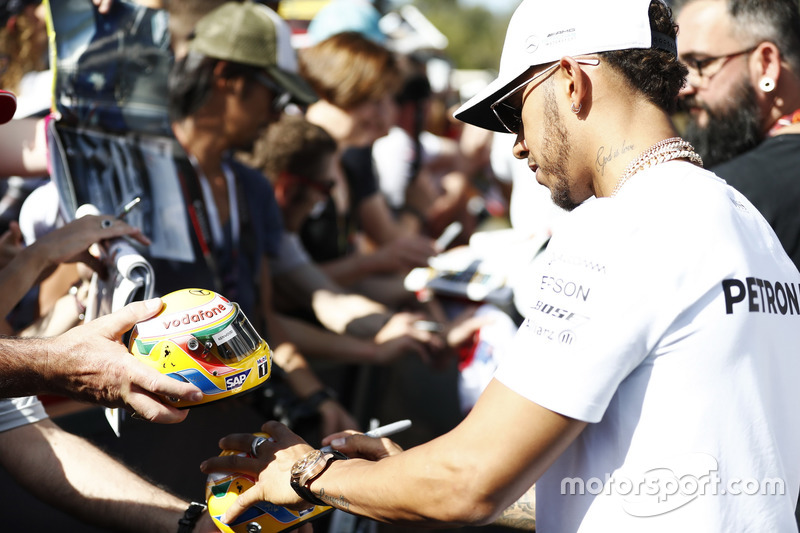 Lewis Hamilton, Mercedes AMG, signe des autographes pour les fans