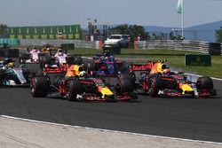 Daniel Ricciardo, Red Bull Racing RB13 y Max Verstappen, Red Bull Racing RB13 al inicio de la carrer