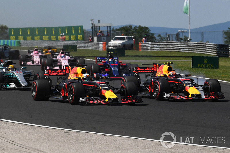 Даніель Ріккардо, Red Bull Racing RB13 та Макс Ферстаппен, Red Bull Racing RB13, на старті гонки