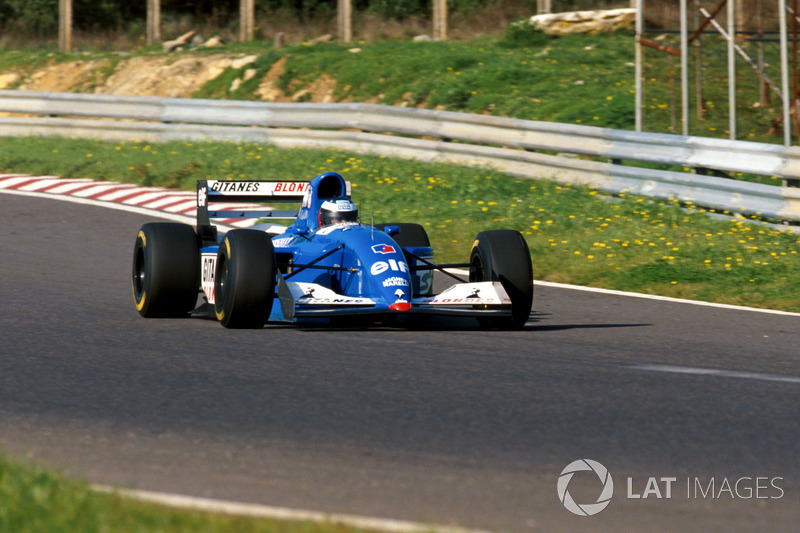 Michael Schumacher teste la Ligier JS39B Renault pour évaluer le moteur Renault V10