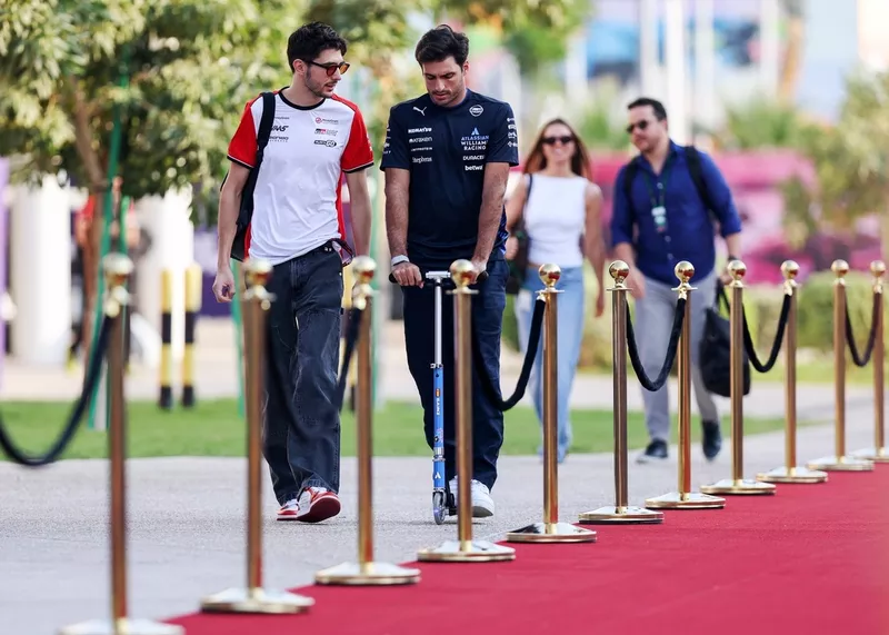 Esteban Ocon, Haas F1 Team, Carlos Sainz, Williams