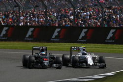 Фернандо Алонсо, McLaren Honda F1 Team MP4-31, и Валттери Боттас, Williams Martini Racing FW38
