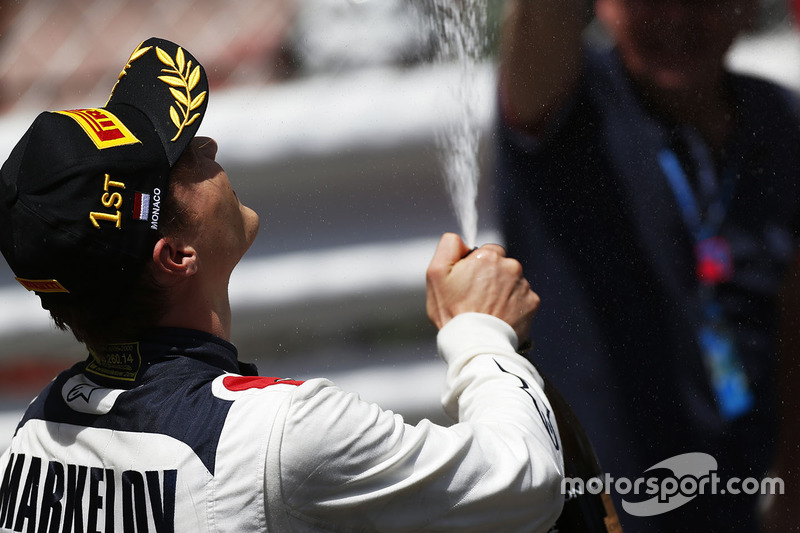 Winnaar Artem Markelov, RUSSIAN TIME viert met  champagne