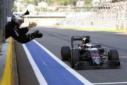 McLaren team feliciteren Fernando Alonso, McLaren MP4-31 met zijn zesde plaats