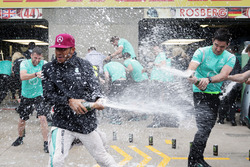 Pemenang lomba Lewis Hamilton, Mercedes AMG F1 bersuka-cita bersama team
