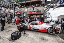 Піт-стоп і остання зміна пілотів #5 Toyota Racing Toyota TS050 Hybrid: Ентоні Девідсон, Себастьян Бу