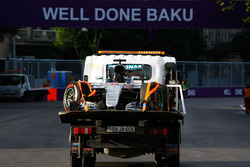 Машину Mercedes AMG F1 W07 Hybrid Льюиса Хэмилтона, Mercedes AMG F1 возвращают на пит-лейн после аварии а квалификации