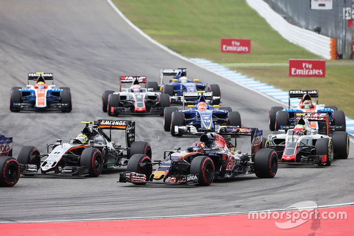 Sergio Pérez, Sahara Force India F1 VJM09  y Daniil Kvyat, Scuderia Toro Rosso STR11