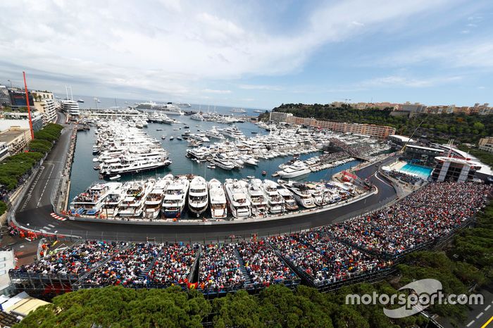 Una vista panorámica de Mónaco con Fernando Alonso, McLaren MP4-31