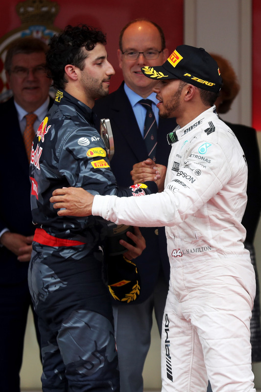 Daniel Ricciardo, Red Bull Racing gratuliert Lewis Hamilton, Mercedes AMG F1