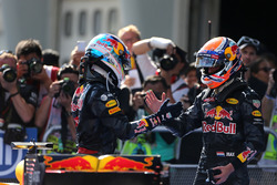 Друге місце - Макс Ферстаппен, Red Bull Racing, переможець - Даніель Ріккардо, Red Bull Racing
