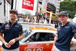 Daniel Ricciardo y Max Verstappen, Red Bull Racing conducen alrededor de Tokio en un coche de Bosozuko