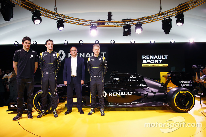 Esteban Ocon, piloto de pruebas de Renault F1 Team con Jolyon Palmer, Renault F1 Team; Carlos Ghosn,