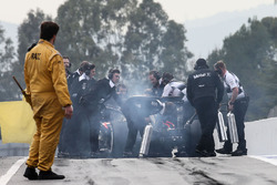 Jenson Button, McLaren MP4-31 stopt aan het einde van de pitstraat
