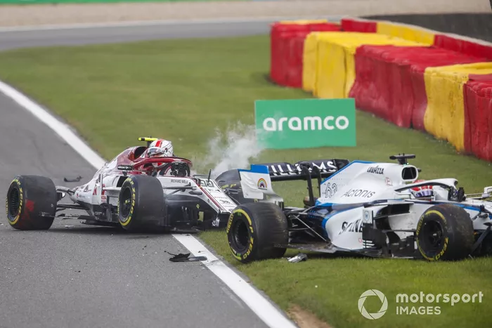 George Russell, Williams FW43 y Antonio Giovinazzi, Alfa Romeo Racing C39, ambos empiezan a salir de sus automóviles después de chocar en la pista