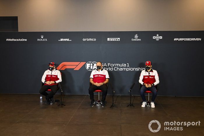 Kimi Raikkonen, Alfa Romeo, Frederic Vasseur, Team Principal, Alfa Romeo Racing, y Antonio Giovinazzi, Alfa Romeo