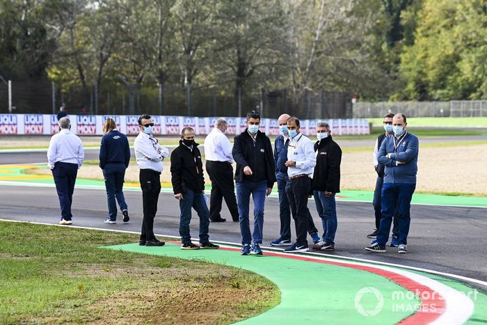 Operarios de la FIA inspeccionan el circuito de Imola