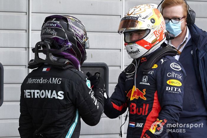 Max Verstappen, Red Bull Racing, 2ª posición, felicita a Lewis Hamilton, Mercedes-AMG F1, 1ª posición, en Parc Ferme