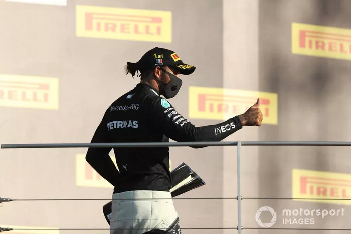 Podio: ganador Lewis Hamilton, Mercedes-AMG F1