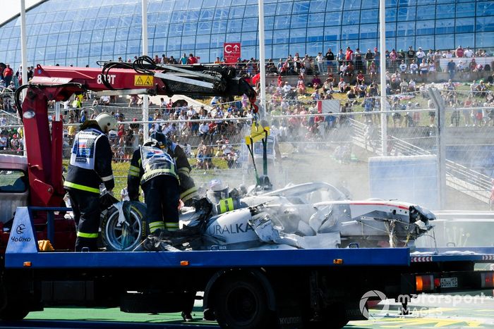 Los comisarios recuperan el coche de Jack Aitken, Campos Racing, tras su accidente con Luca Ghiotto, Hitech Grand Prix 