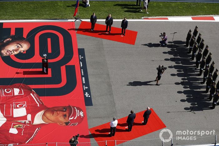 Dimitry Kozak y otros políticos rusos en la parrilla antes de la salida