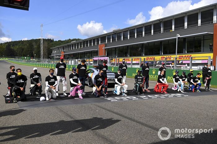 Los pilotos se reúnen en la parrilla en apoyo de la campaña del fin del racismo