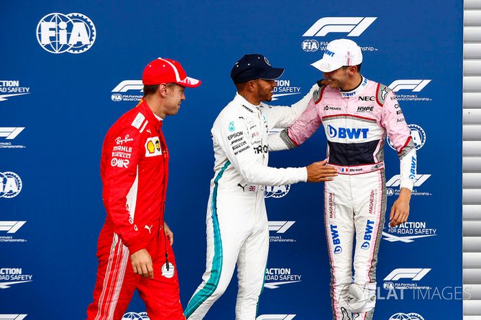 Sebastian Vettel, Ferrari, con Esteban Ocon, Racing Point Force India VJM1, y Lewis Hamilton, Mercedes AMG F1