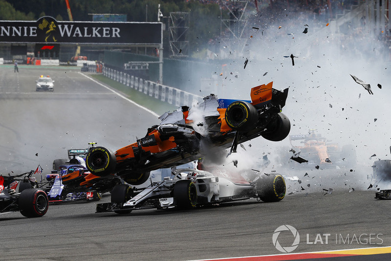 Choque de Fernando Alonso, McLaren MCL33, Charles Leclerc, Sauber C37, y Nico Hulkenberg, Renault Sport F1 Team R.S. 18, al inicio de la carrera