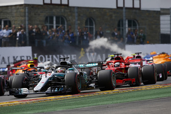 Lewis Hamilton, Mercedes AMG F1 W09, Sebastian Vettel, Ferrari SF71H, y el resto del campo mientras Fernando Alonso, McLaren MCL33, choca en el fondo