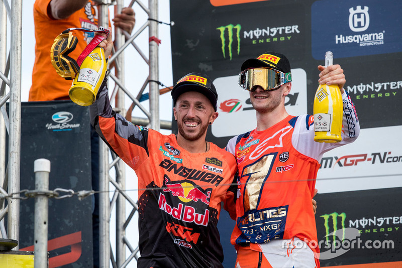 Jeffrey Herlings, Red Bull KTM Factory Racing en Tony Cairoli, Red Bull KTM Factory Racing, vieren feest op het podium