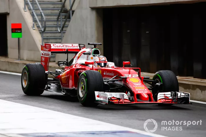 Y luego en Silverstone pilotó el, Ferrari SF16-H de ese año, en el test de novatos